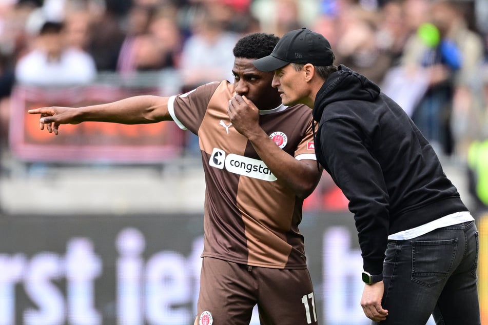 Oladapo Afolayan (27, l) hatte nach dem letzten Saisonspiel des FC St. Pauli Kritik an Trainer Alexander Blessin (51) geäußert.