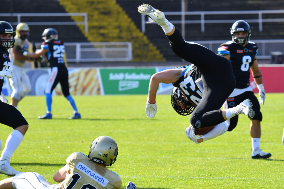 Spektakuläre Flugeinlage des Polens Jakub Mazan, nachdem er von Jonas Gacek (Nr. 19) gestoppt worden war.