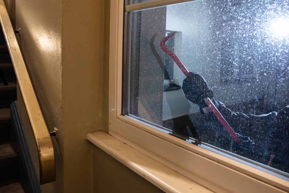 Der Mann war gewaltsam in die Wohnung eingedrungen. Noch im Treppenhaus wurde er jedoch von der Polizei gestoppt. (Symbolbild)