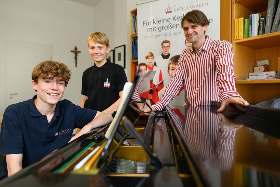 Freuen sich auf Rom (v.l.): Kapellknaben-Sänger Silas Geiert und Leander Gaßmann (beide 14) mit Chorleiter Christian Bonath (45).