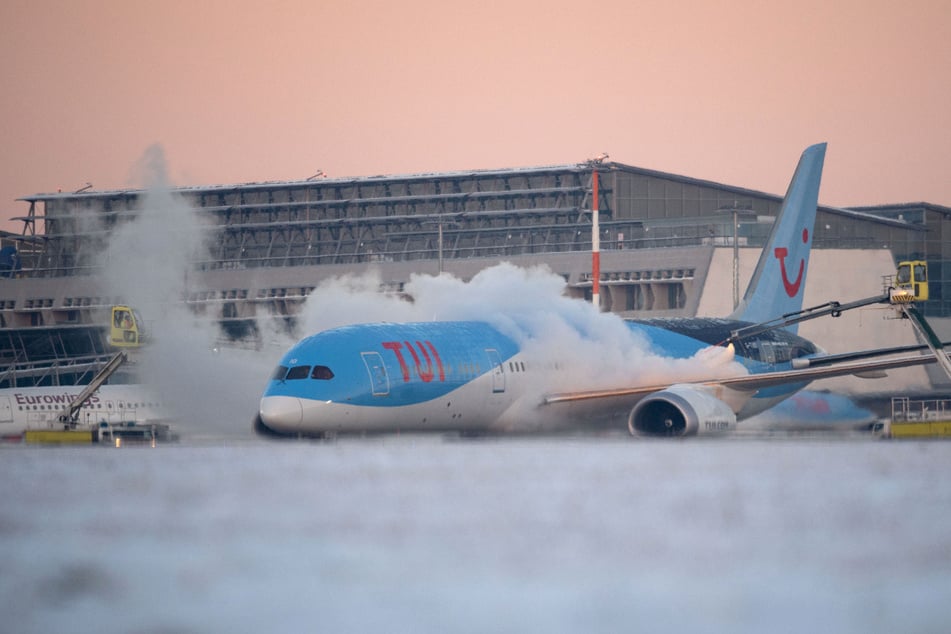 Ein Flugzeug wird am Stuttgarter Flughafen vor dem Start enteist.