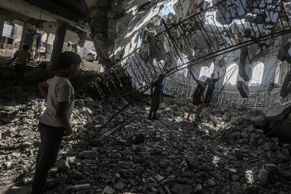 Israel-Krieg: Video soll Einschlag in al-Walid-Moschee im Gazastreifen zeigen
