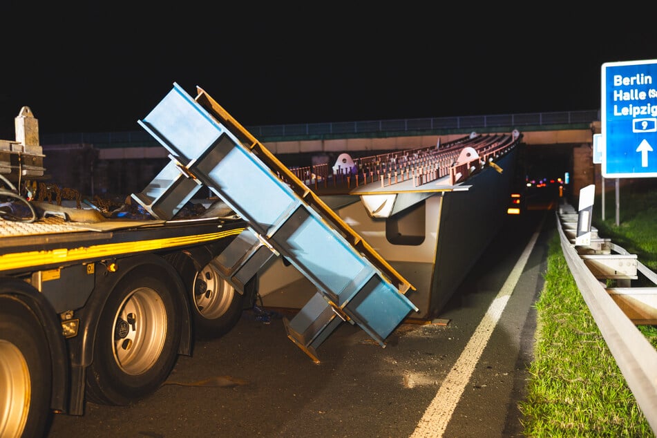 Unfall A9: Schwerlasttransport verliert Ladung! Hier liegt ein Brückenteil auf der Autobahn
