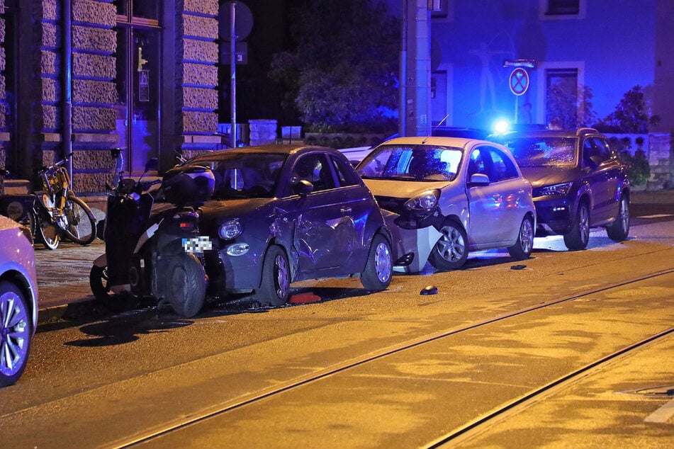 Der 17-jährige Fahrer rammte und beschädigte mehrere geparkte Fahrzeuge.