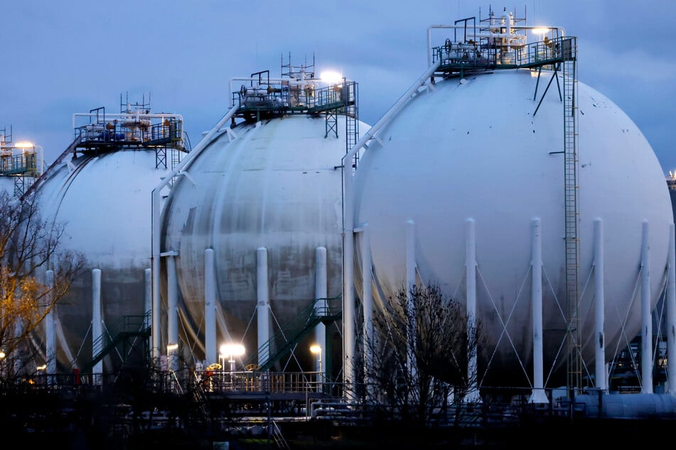 Derzeit sind die Gasspeicher nur etwa zu 50 Prozent gefüllt. Per Gesetz müssen die meisten zum 1. November zu 80 Prozent voll sein. Das wird knapp.
