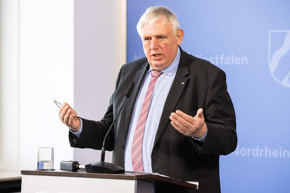 Gesundheitsminister Karl-Josef Laumann (63, CDU) begründet die Verlängerung der Karenzzeit auch mit den eingeschränkten Test- und Meldeprozessen rund um Ostern. (Archivfoto)