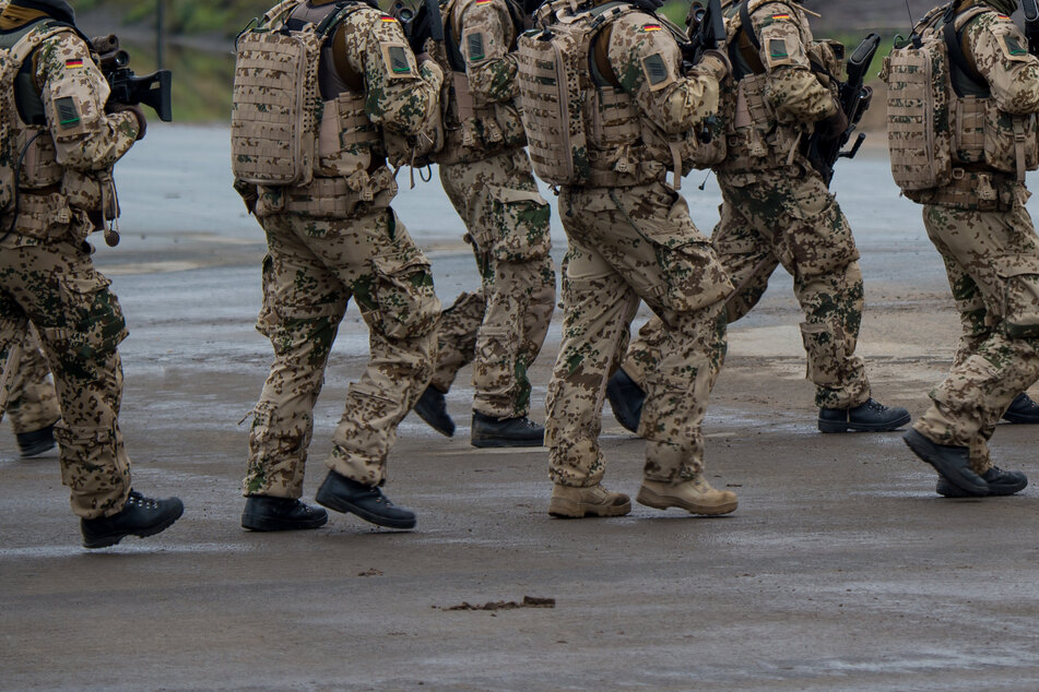 Soldaten der Bundeswehr bei einem Marsch. (Symbolbild)