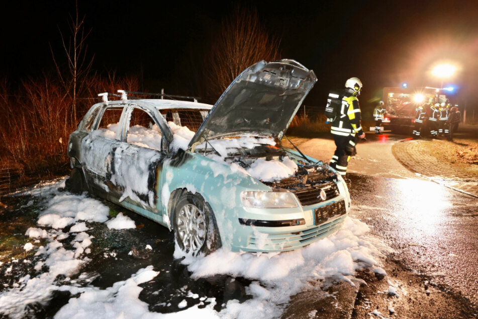 Bei Nentmannsdorf musste die Feuerwehr einen brennenden Fiat löschen.