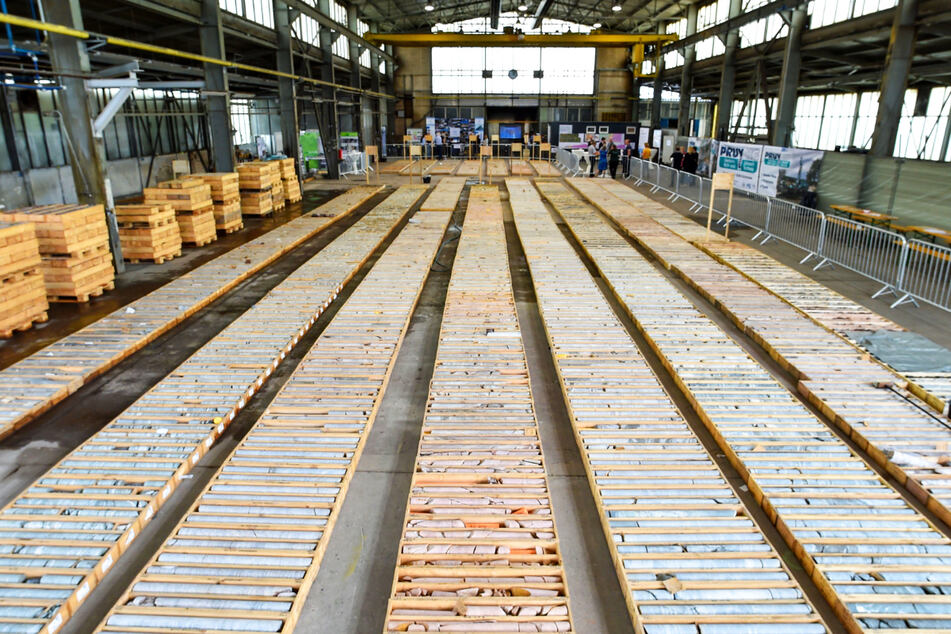 Größtes Bohrkernlager der Bahn: Dicht an dicht lagern in einer Pirnaer Halle über 2500 Gesteinsproben.