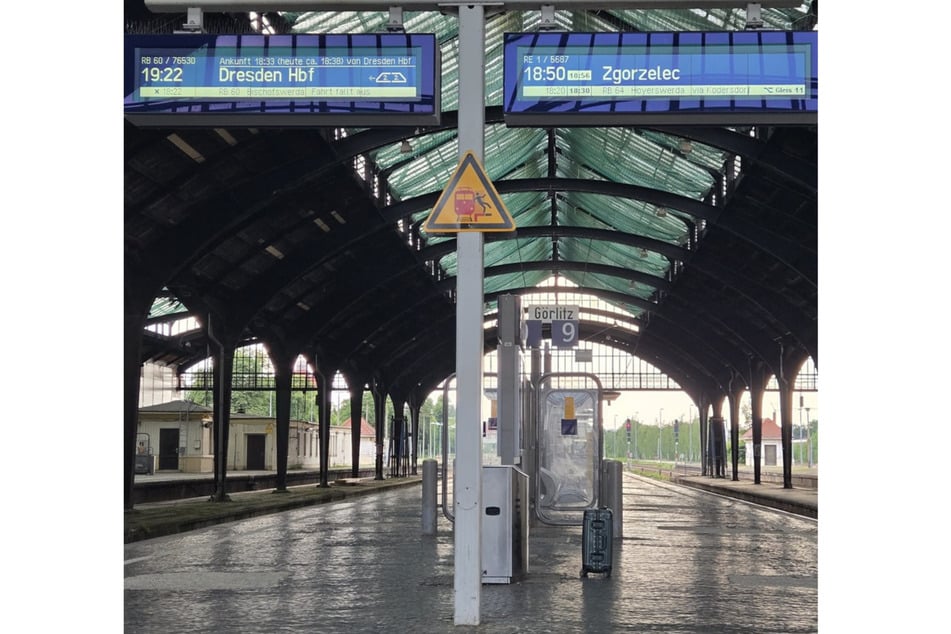 Eine Streife der Bundespolizei entdeckte den herrenlosen Koffer am Bahnsteig 9 im Görlitzer Bahnhof.