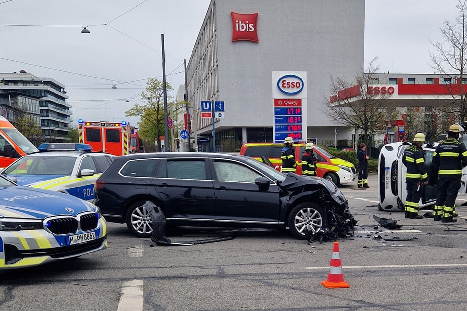 Auto kippt nach Unfall in München auf die Seite: Vier Menschen verletzt