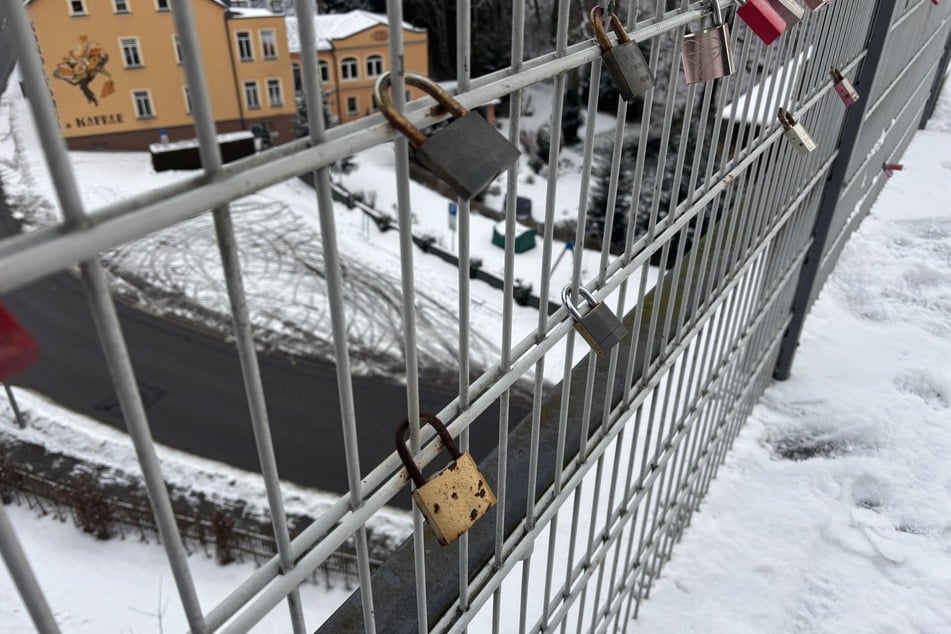 Neben neueren Modellen rosten einige der alten Liebesschlösser am Viadukt vor sich hin.