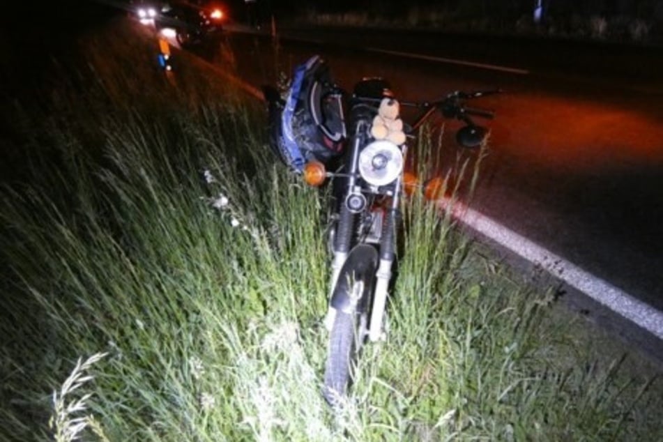 Beide Jugendlichen auf dem Moped stürzten zu Boden und verletzten sich.