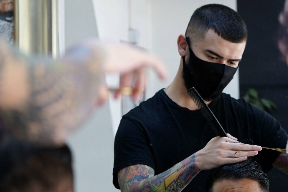 Schneiden nur mit Waschen. Und alles nur mit Mundschutz! Ab 4. Mai dürfen Friseure wieder an die Köpfe.