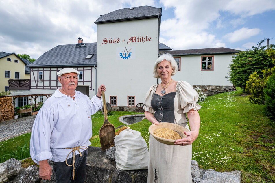 Am Mühlentag lädt die Süss-Mühle im erzgebirgischen Raschau zu ihrem 150. Jubiläum ein. Die Mühle wird derzeit von Hannelore Döscher (74) und ihrem Mann Hans-Joachim (74) in vierter Generation betrieben.