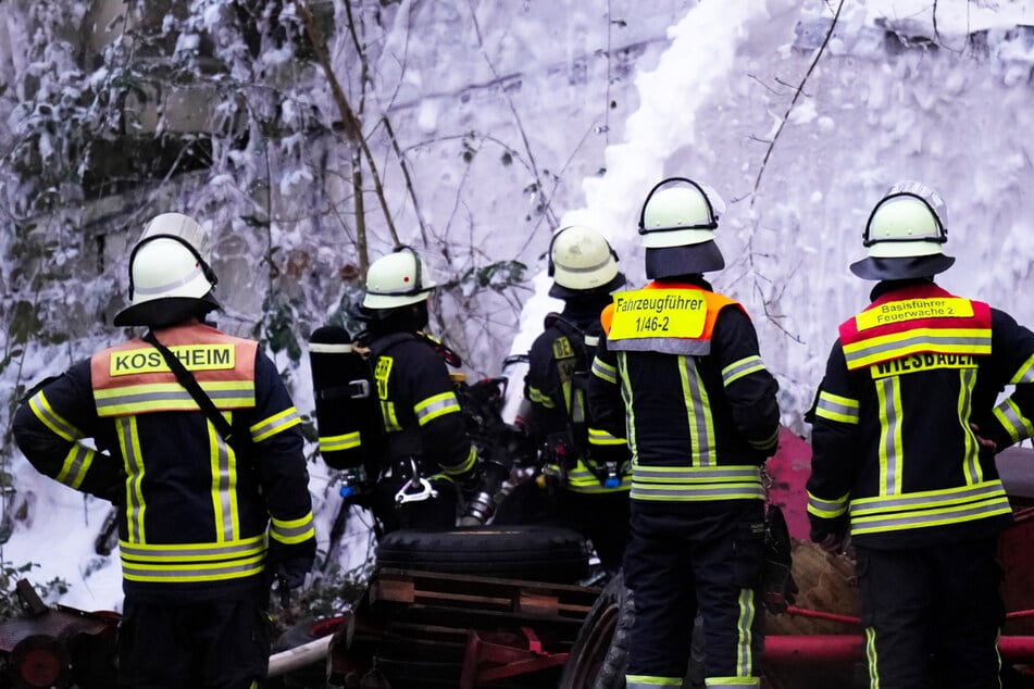 Zahlreiche Kräfte der Berufsfeuerwehr und der Freiwilligen Feuerwehr waren wegen des Brands eines Lagergebäudes in Wiesbaden im Einsatz.