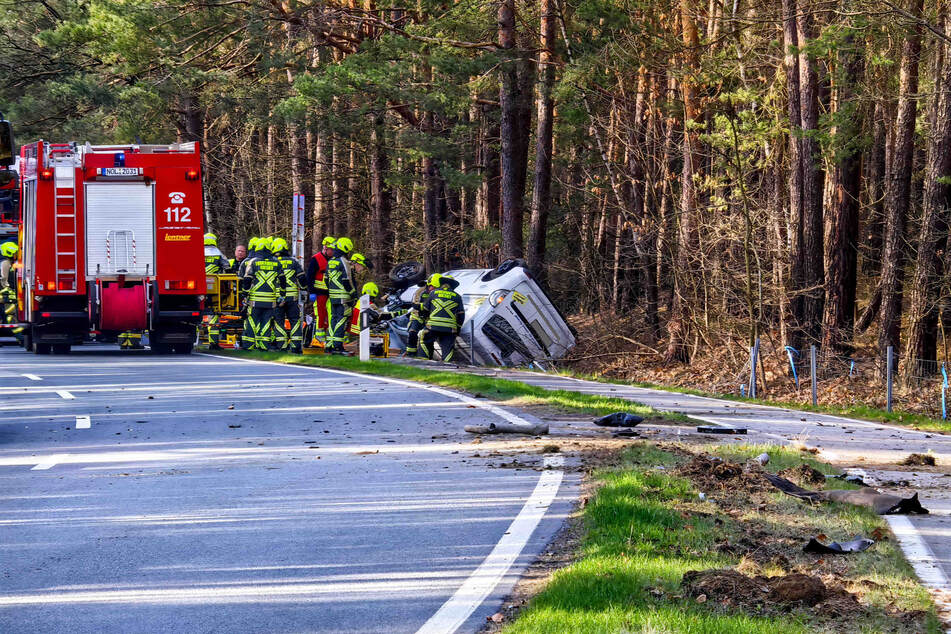 Auf der B115 hat sich am Samstagnachmittag ein Kleintransporter überschlagen.