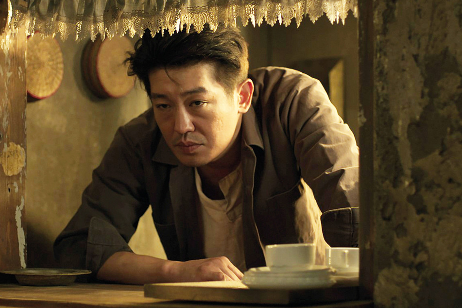No Suk-Hyun (Heo Sung-Tae, 44) ist der Besitzer des orientalischen Teehauses, der das Geschehen in seinem Laden sehr genau verfolgt.