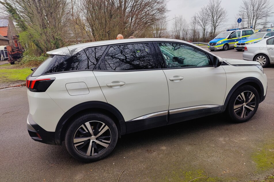 Die Polizei hat den weißen Peugeot 3008 sichergestellt.