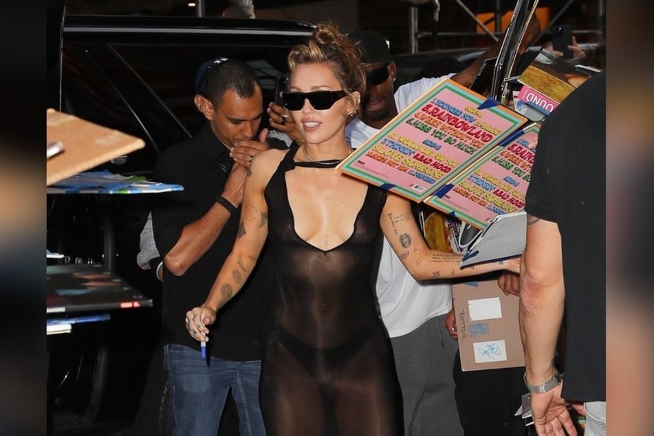 La chanteuse Miley Cyrus rayonne dans une robe naked dress