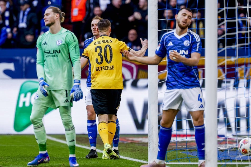 Stefan Kutschke setzte Schalkes Hasan Kurucay (r.) unter Druck - Eigentor!