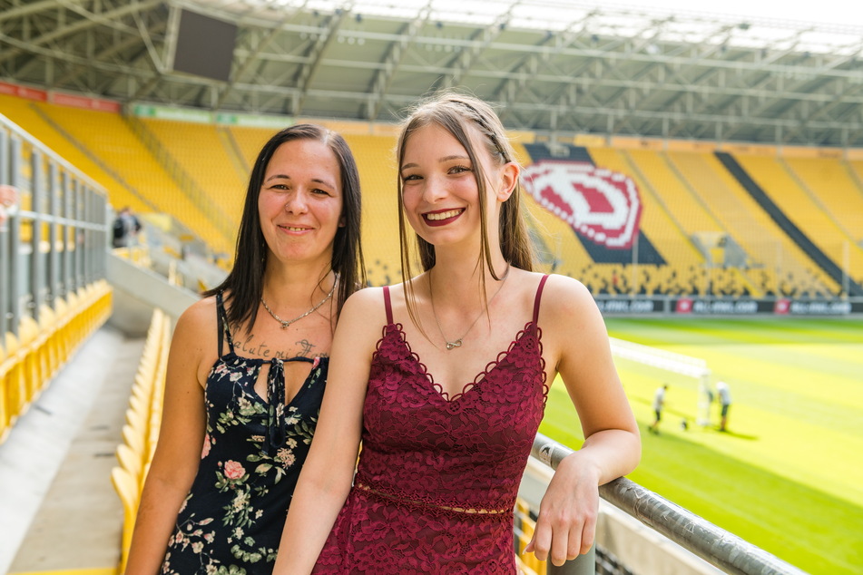 Chantal Waldeck (20, r.) und ihre Mutter Anne (40) freuen sich über die bestandene Abschlussprüfung der jungen Hotelfachfrau.