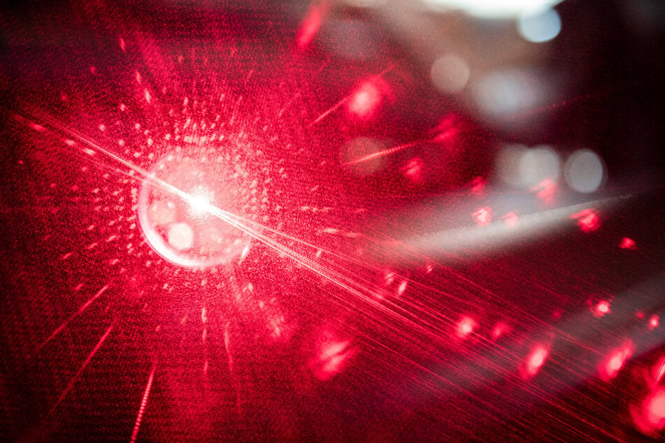Ein Polizeihubschrauber wurde bei einer Fahndung aus der Luft durch einen Laserpointer behindert. (Symbolbild)