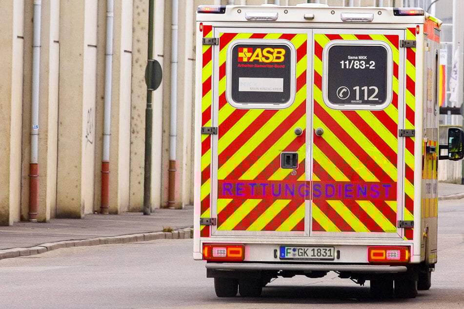 Ein 54-Jähriger starb, ein Gabelstapler-Fahrer erlitt einen Schock: In Hanau kam es am Montag zu einem tödlichen Arbeitsunfall!