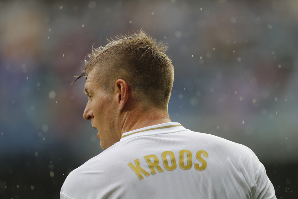 Toni Kroos (31) und sein Team landeten mit reichlich Verspätung in Pamplona.