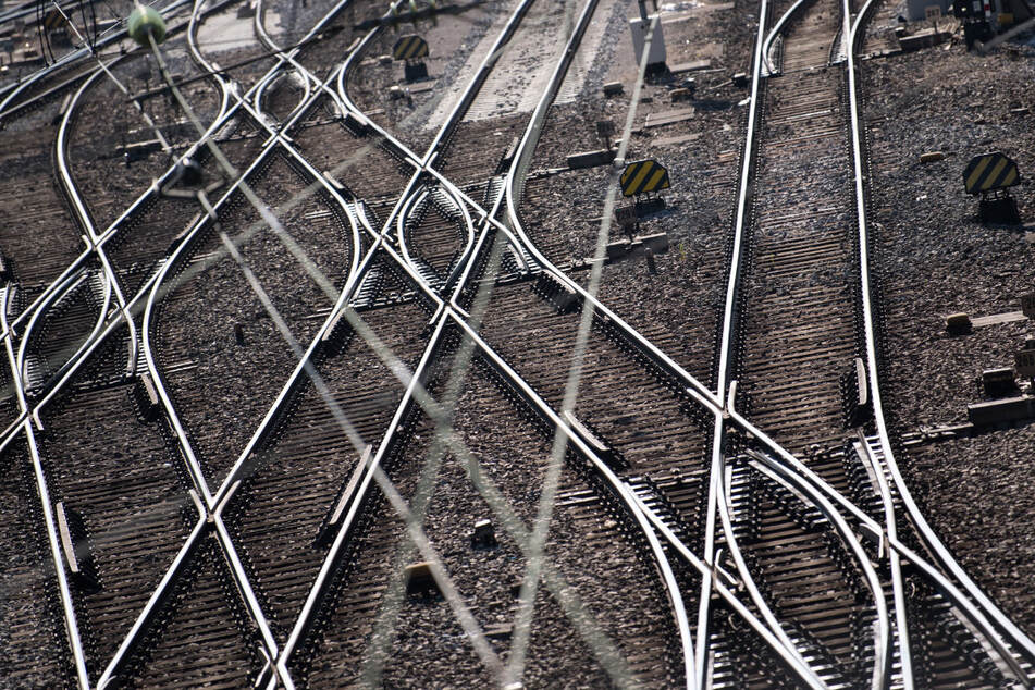 Die Deutsche Bahn (DB) modernisiert 23 Weichen in München-Pasing. Was Auswirkungen auf zahlreiche Verbindungen auch im Fernverkehr hat.