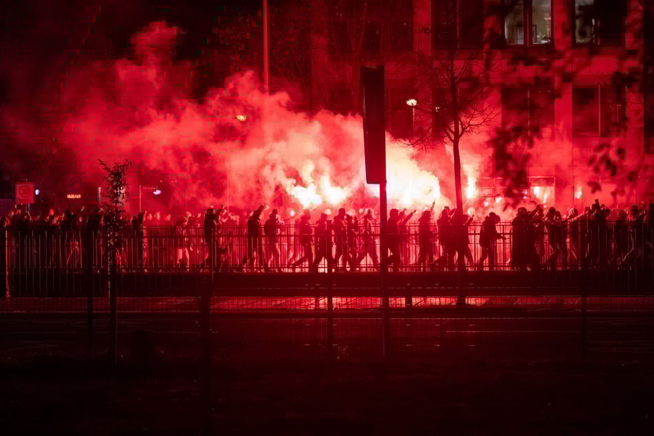 Rund 500 Anhänger waren zuvor unter Polizeiaufsicht vom Leipziger Hauptbahnhof zum Stadion gezogen.