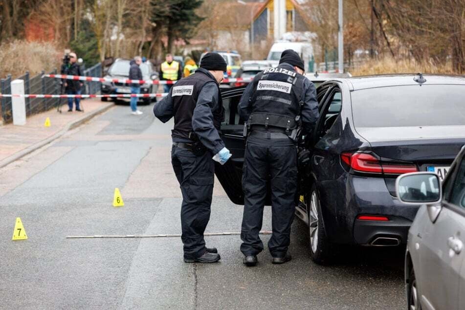 Das stark blutende Opfer konnte nach der Attacke noch selbst den Notruf wählen und überlebte die Tat.