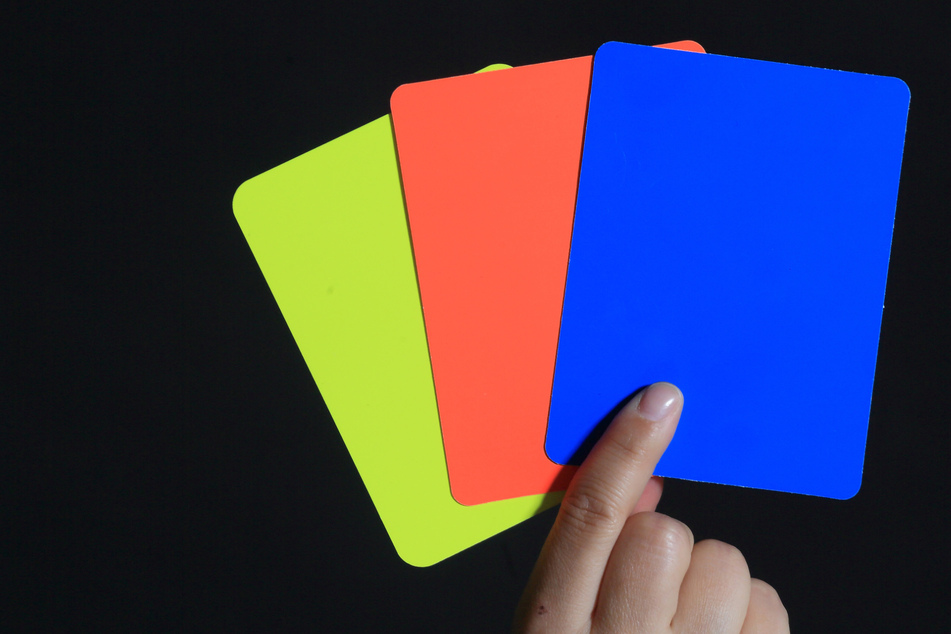 Die Blaue Karte soll zunächst im Jugend- und Amateurfußball getestet werden, ehe sie Einzug in den Profifußball findet.