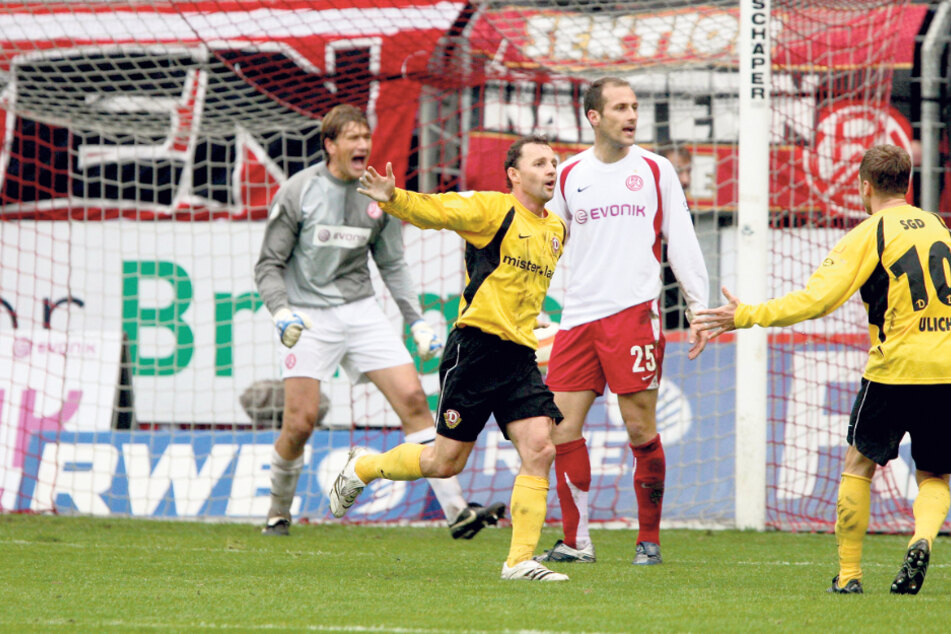 15 Jahre her: Marek Penksa (2.v.l.) jubelt in Essen nach seinem Treffer zum 1:1.