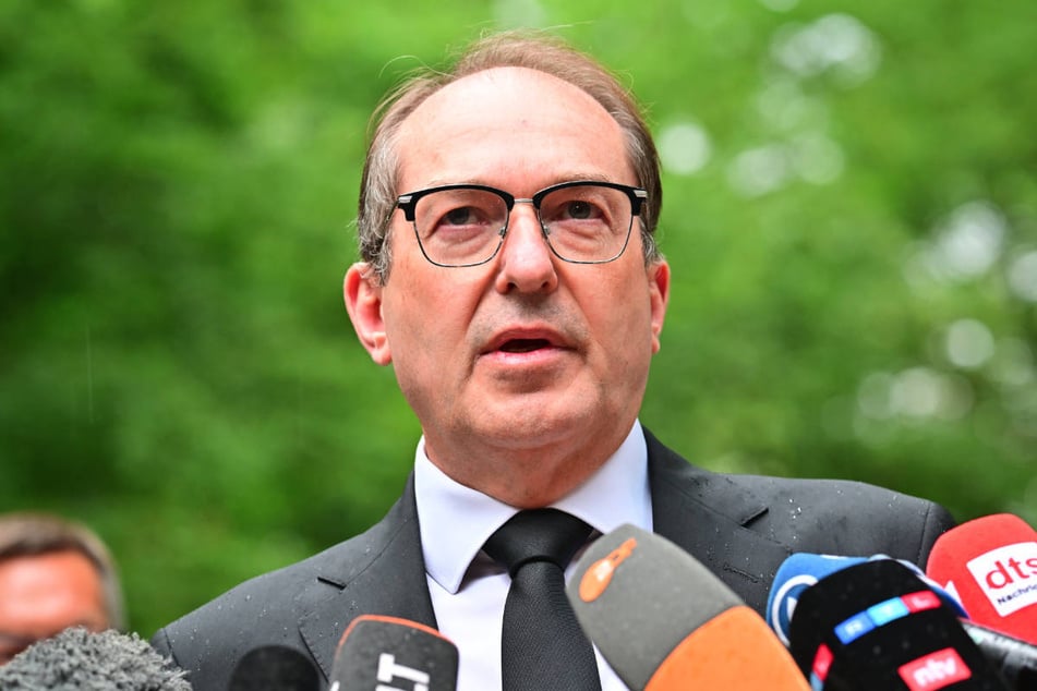 Alexander Dobrindt (56, CSU) hat den "großen Kräfteeinsatz" bei der Fahndung nach dem Tatverdächtigen betont.