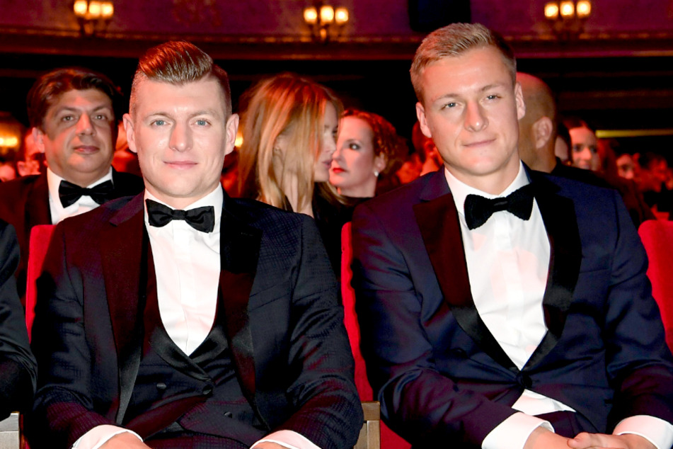 Toni (l.) und Felix Kroos betreiben gemeinsam den Fußball-Podcast "Einfach mal Luppen".