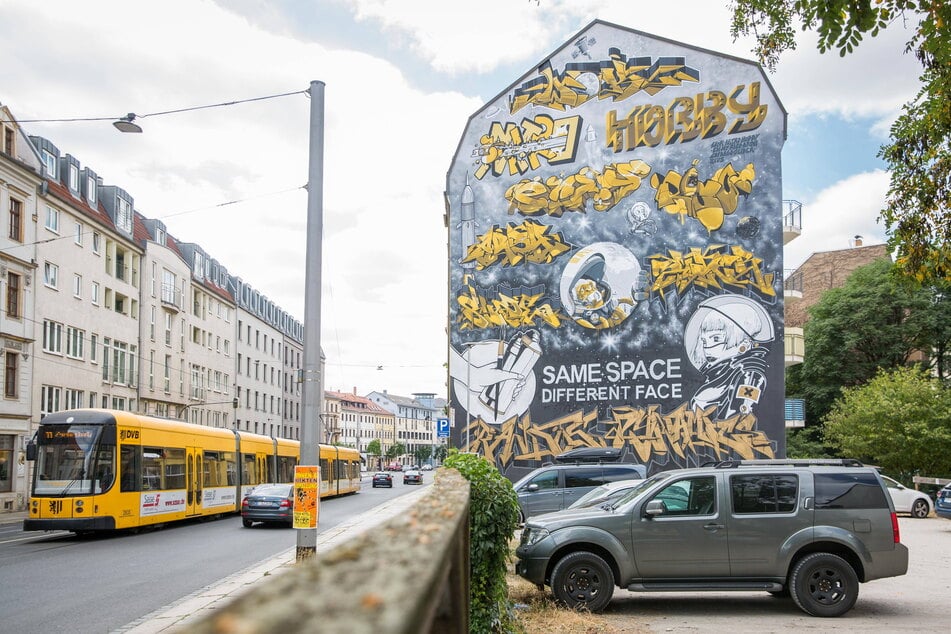 Farblich verhalten in grau-gelb: Im Oktober 2017 sprühten die "bandits" das Motiv "Same Space Different Face" an die Wand.