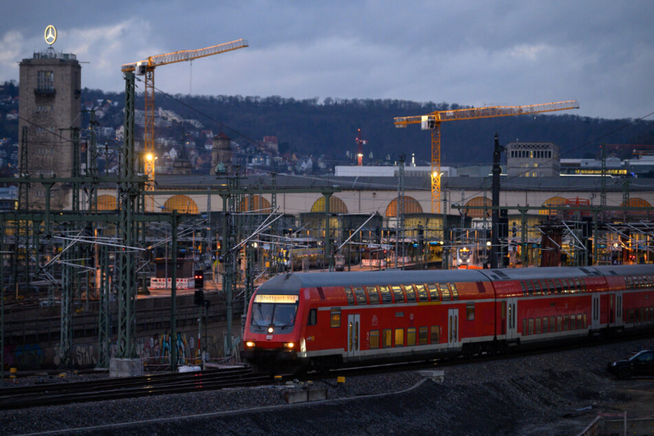Eine Regionalbahn am Stuttgarter Hauptbahnhof.