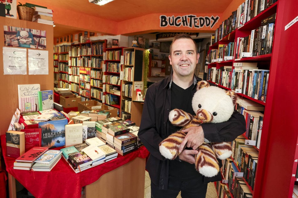 Gemeinsam mit dem Original-"Buchteddy" schmeißt Ladenbesitzer Uwe Barthel (43) das Geschäft in Pieschen alleine.