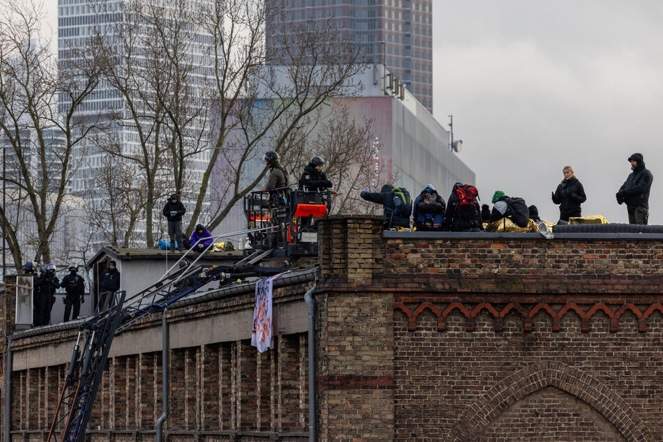 Auf dem Dach der ehemaligen Dondorf-Druckerei in Frankfurt-Bockenheim befinden sich stand Freitagnachmittag noch elf Aktivisten.