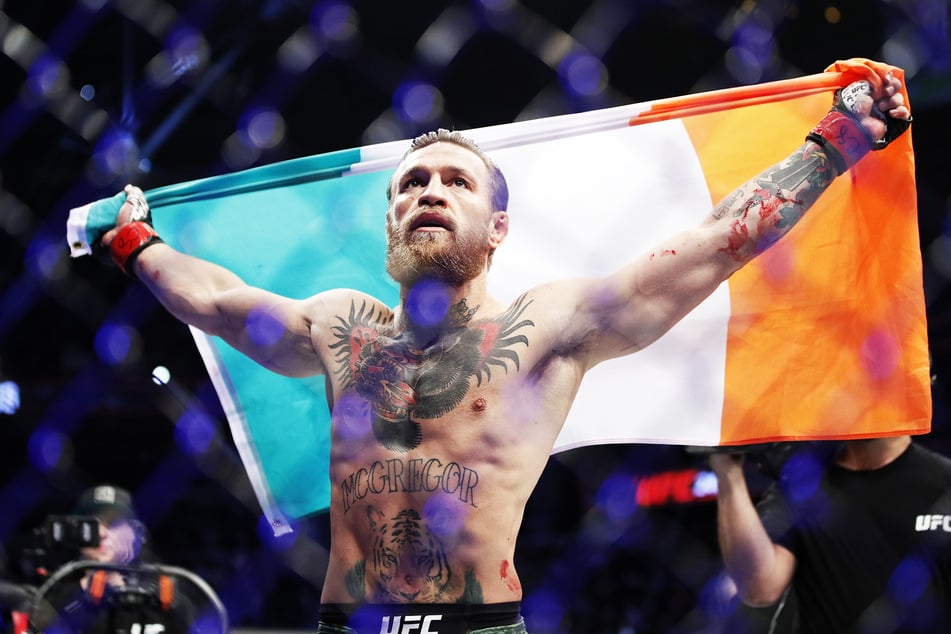Conor McGregor feiert nach einem Sieg.