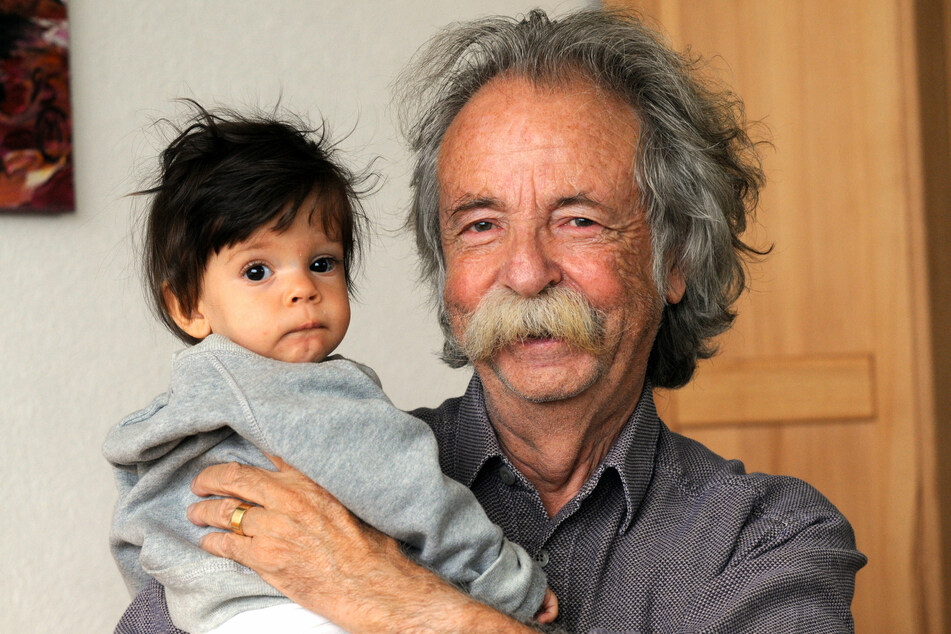 2010 kam Pütz' Tochter Julie Josephine zur Welt. Im August 2011 hielt er sie stolz in die Kamera. (Archivbild)
