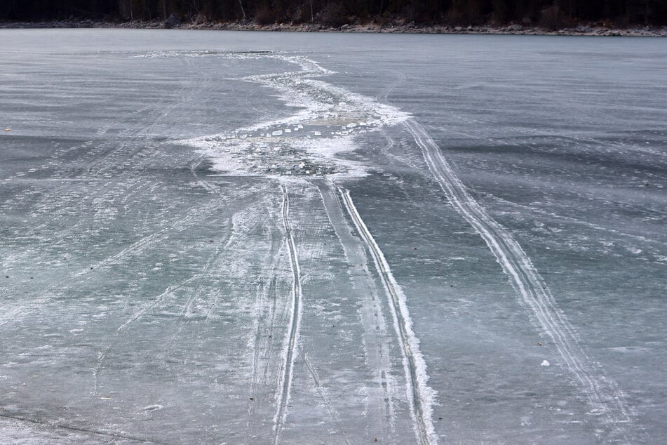 Eine Frau (49) geht am Wochenende an einem teilweise zugefrorenen Weiher vorbei. Kurz darauf läuft sie ins Wasser, um zwei Kinder zu retten. (Symbolfoto)