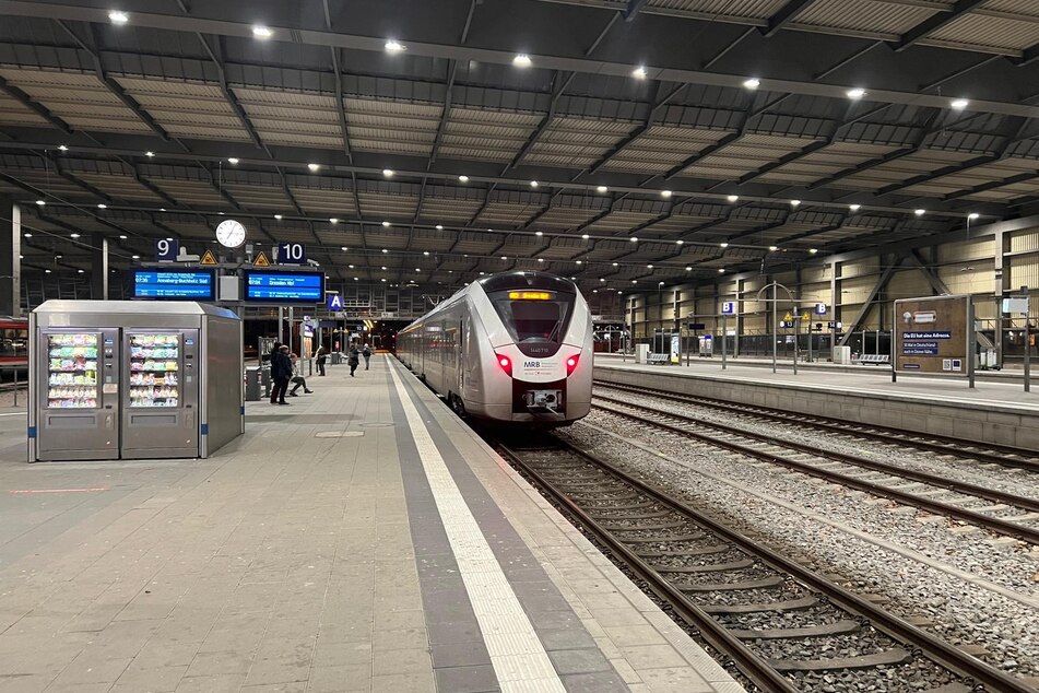 Einige Passanten halten sich am Bahnsteig für den Zug nach Dresden auf. Wegen der drohenden Verkehrsbehinderungen gibt es aktuell noch keine vollen Bahnsteige in Chemnitz.