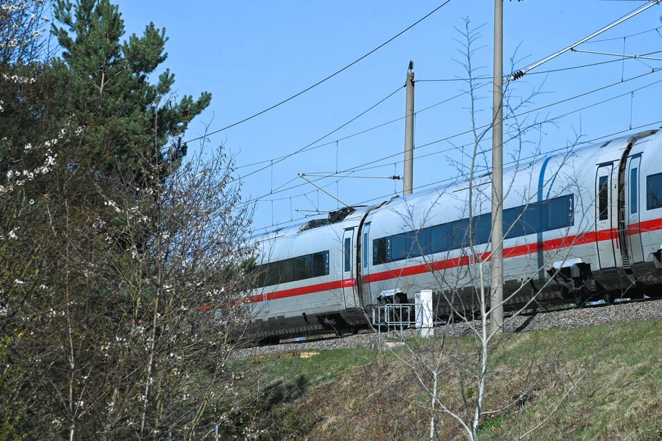 Oberleitung krachte auf ICE: Reparaturarbeiten auf Deutschlands wichtigster Bahnstrecke dauern an