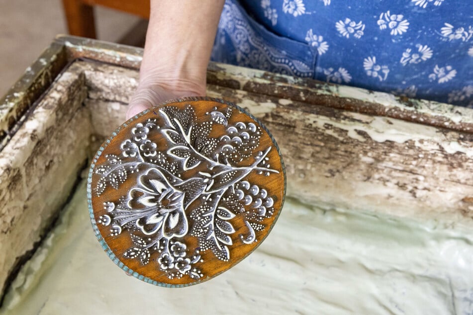 Einer von mehr als 1000 verschiedenartigen Model: Die Ornamente werden wie mit einem Stempel aufgedruckt.