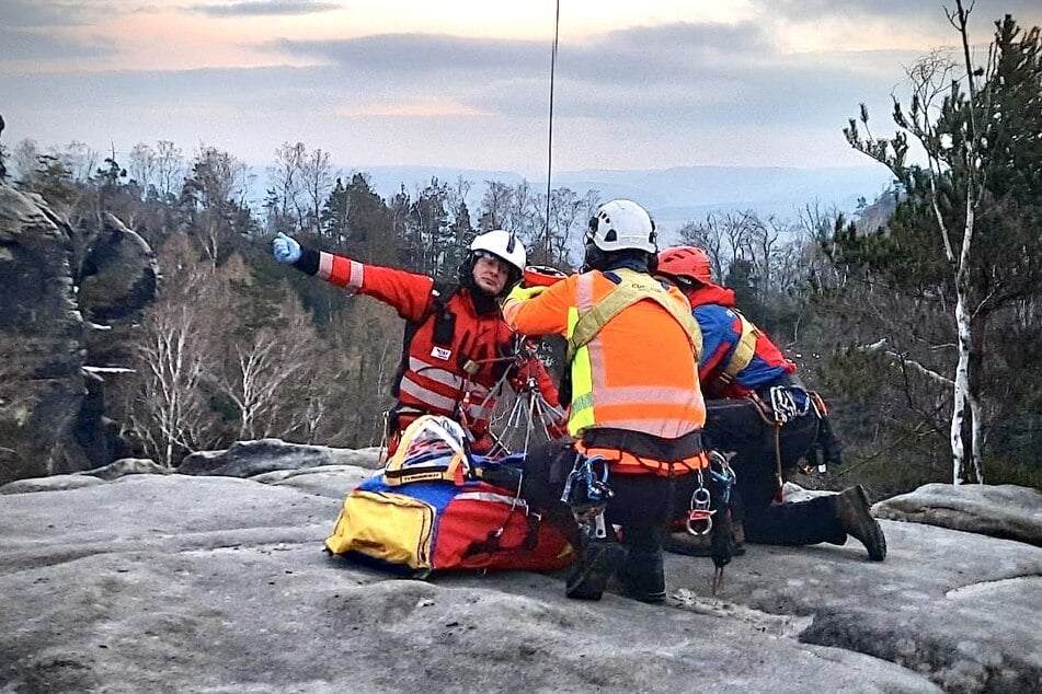 Die Rettungskräfte der Bergrettung Bad Schandau brachten den 18-Jährigen auf ein Plateau, um ihn weiter versorgen zu können.