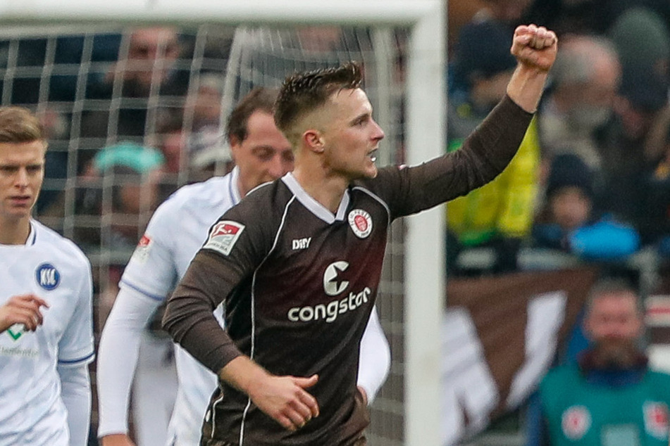 Johannes Eggestein (25) jubelt über seinen zwischenzeitlichen Ausgleich gegen den KSC. Es war sein fünfter Treffer für den FC St. Pauli in den vergangenen vier Partien.