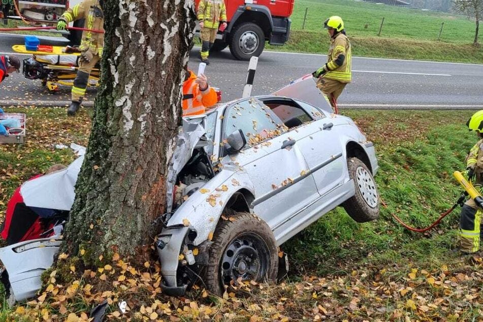 Das Auto wurde dabei schwer beschädigt. Der Fahrer wurde verletzt ins Krankenhaus gebracht.