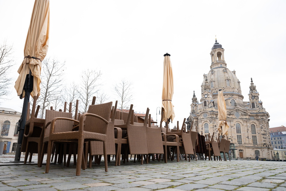 Leere Stühle im Frühjahr vor einem Restaurant auf dem Dresdner Neumarkt. Aktuell ist erneut in der Diskussion, die Gastronomie zu schließen.